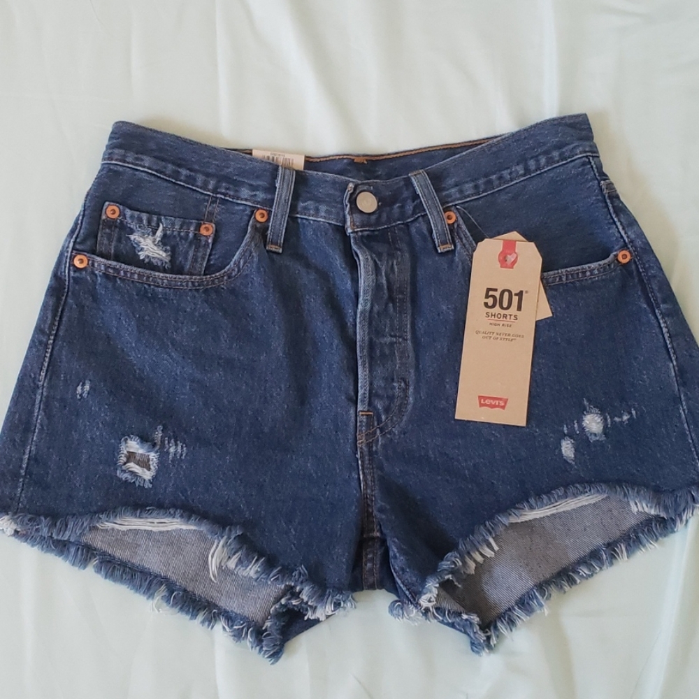 Levi shorts NWT